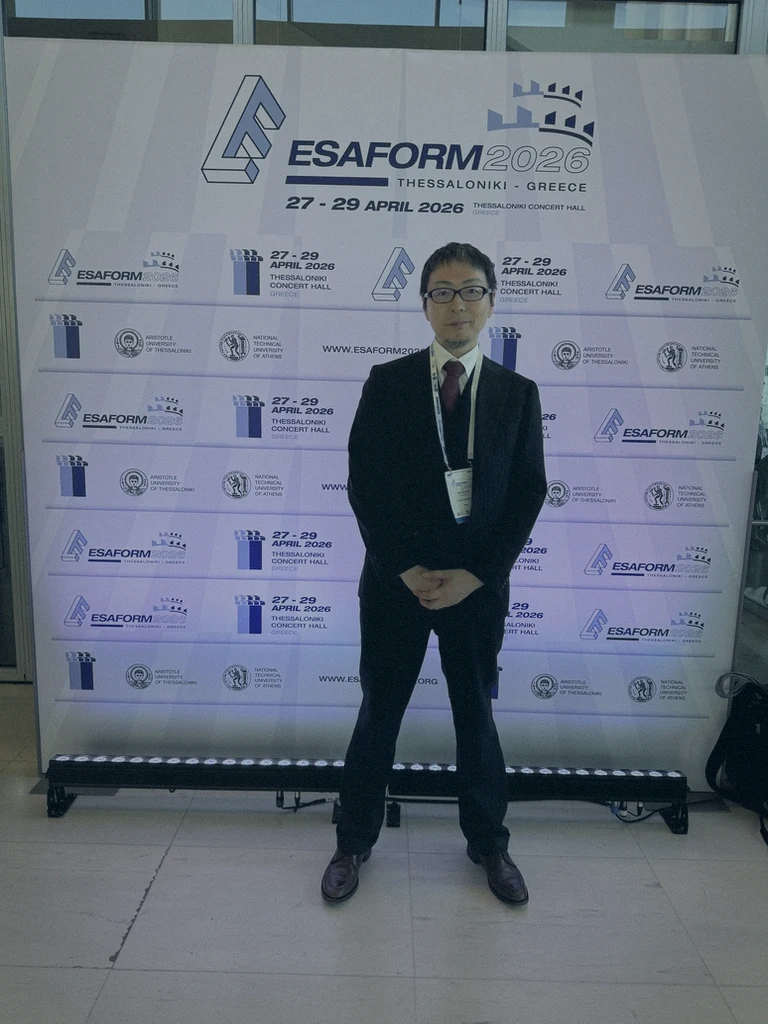 国際会議ESAFORM 2026の会場に立つ松野