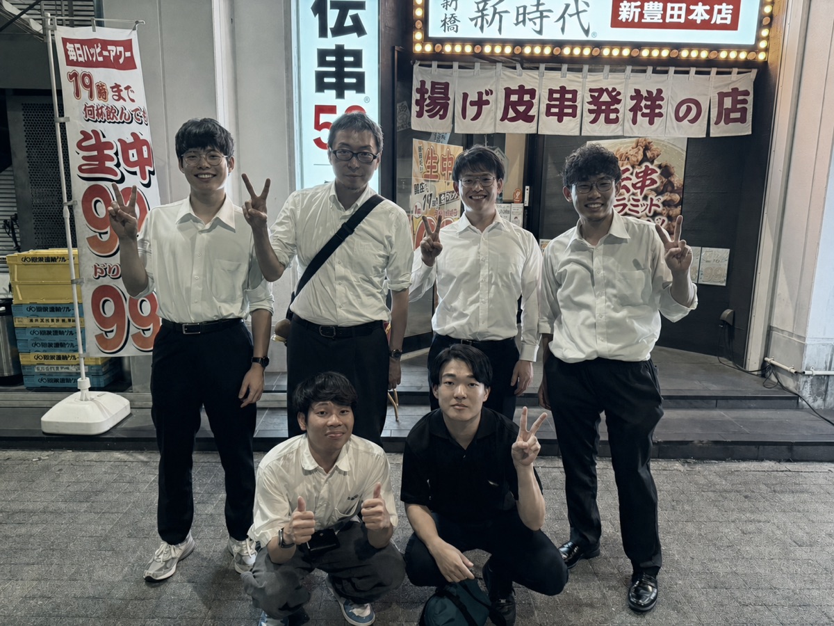 トヨタ自動車本社工場見学後の懇親会に集まった学生と研究室OB