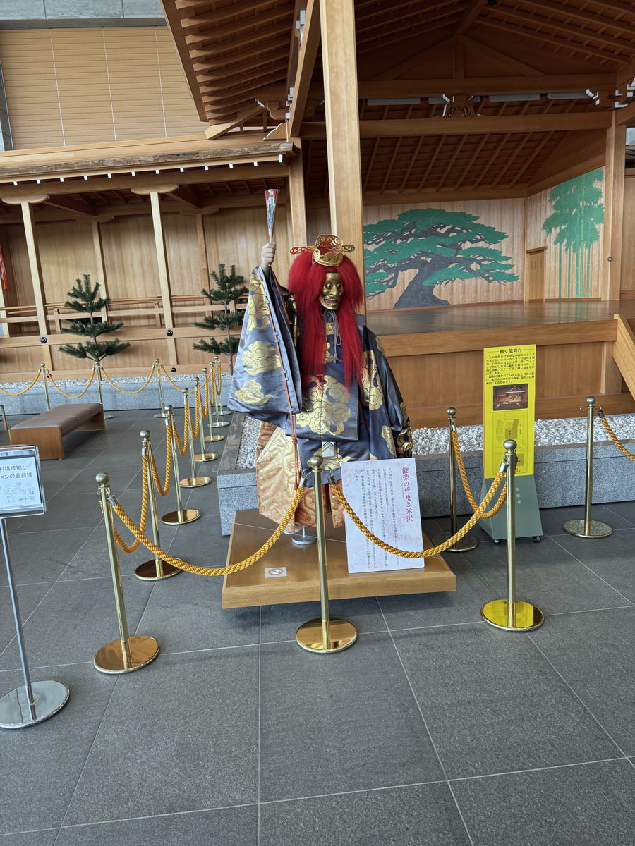 伝国の杜の能舞台前に展示された能装束姿の人形