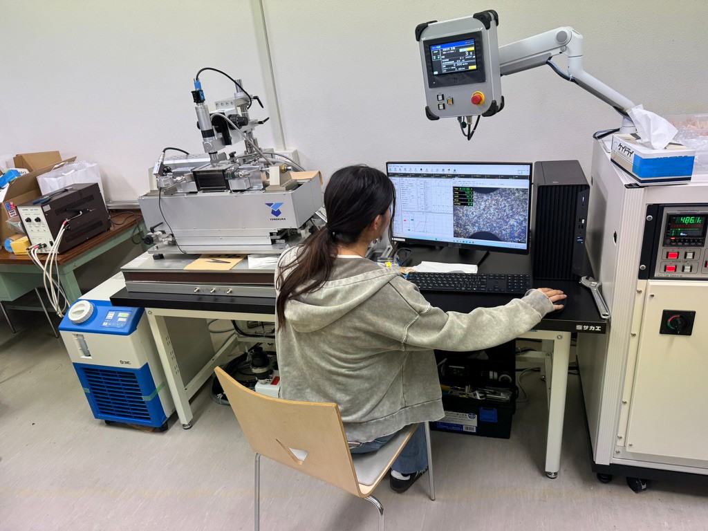 研究室に納品された米倉製作所製の観察窓付き熱間引張試験機
