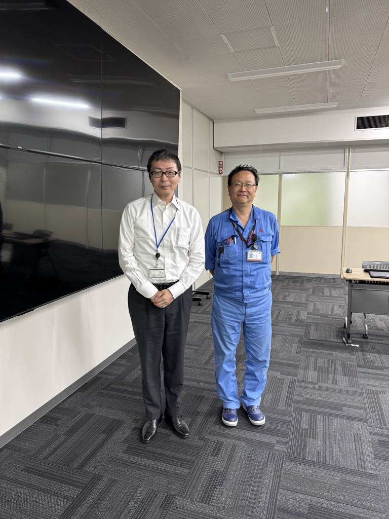 三菱重工大江工場で撮影した松野とご担当の山田さん